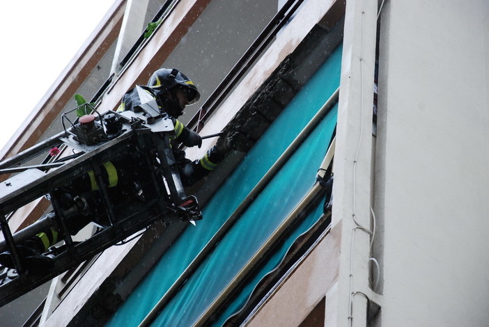 Sanremo: cornicione pericolante in via Martiri, intervento dei Vigili del Fuoco e della Polizia Municipale