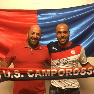 Mattia Farsoni in posa con la maglia del Camporosso