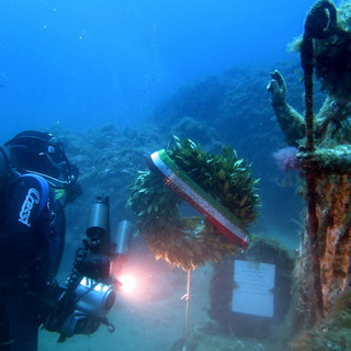 Arma di Taggia: posizionata domenica scorsa una corona di alloro sulla statua di Sant'Erasmo in fondo al mare