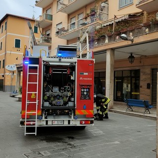 Imperia, corto circuito di quadro elettrico in un condominio a Porto Maurizio: intervengono i vigili del fuoco (Foto)