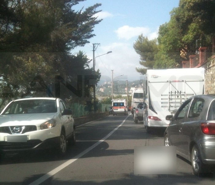 Imperia: lavori privati in via Amendola e strada chiusa, traffico totalmente in tilt sul Capo Berta