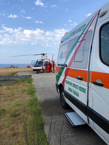 Taggia: cade da un albero mentre lavora in campagna, uomo trasportato in elicottero a Genova (Foto e Video)