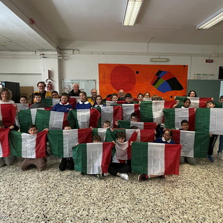 Iniziata dalla scuola 'Rubino' la consegna del Tricolore che il Lions Club Sanremo Host, dona ogni anno per il 17 marzo, in occasione della 'Festa Nazionale per l'Unità d'Italia' alle classi della 5a elementare