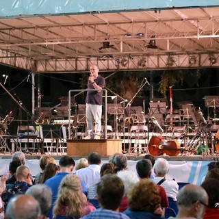 Bordighera: ieri sera nuovo concerto dell'Orchestra Sinfonica diretta da Massimo Dal Prà (Foto)