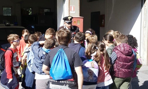 Cultura della legalità: alunni della Scuola primaria “Scaini-San Martino” in visita alla caserma dei Carabinieri di Sanremo