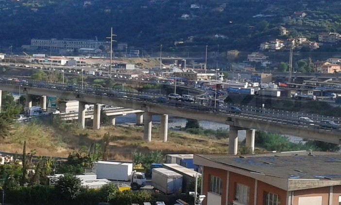 Code sull'autostrada e caselli chiusi a Ventimiglia: un lettore &quot;Perchè non vengono adottate le 'vignette' come in Svizzera?&quot;