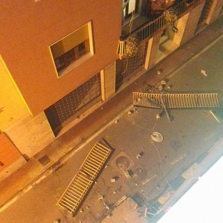 Ventimiglia: crolla la ringhiera di un balcone in via Metella, per fortuna non stava transitando nessuno