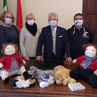 Ventimiglia: consegnate al Sindaco Scullino dall'Aceb le bambole terapeutiche per gli ospiti della Rsa San Secondo