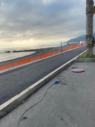 Ventimiglia, asfaltata la pista ciclopedonale a sbalzo (Foto)