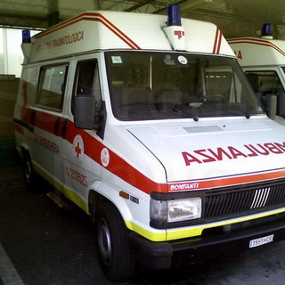 Ventimiglia, cade dalla moto: mobilitazione di soccorsi in piazza Cesare Battisti