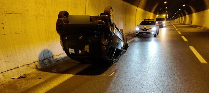 Sanremo: si capotta con l'auto in Aurelia Bis, ferite lievi per il conducente e mezzo quasi distrutto (Foto)