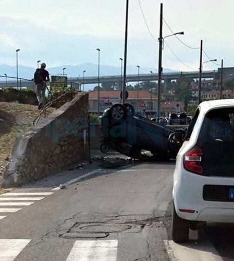 Imperia: si capotta con l'auto in Caramagna, conducente lievemente ferito e portato in ospedale (Foto)