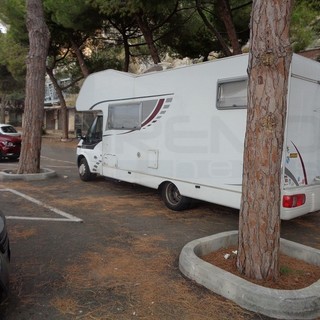 Ventimiglia: camperisti abusivi in piazzale De Gasperi, spettacoli poco edificanti e degrado (Foto)