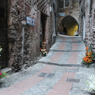 Dolceacqua: torna l’attesissima edizione di ‘Carugi in fiore 2024’, uscito il bando del concorso floreale