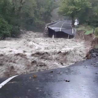 Il maltempo flagella la Valle Roya, crolla un pezzo di strada: la RD640 resta bloccata almeno fino a domani, Tenda chiuso (Foto e Video)