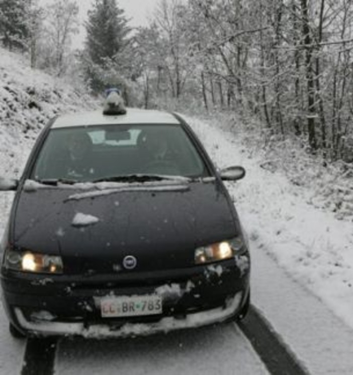 Pieve di Teco: due francesi bloccati nel ghiaccio nel bosco di Rezzo, intervento dei Carabinieri