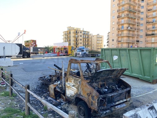 Taggia: i resti bruciati del camper dove morì Eliana Crema ora sono davanti al luna park, Comune valuta intervento verso Area24