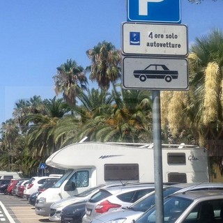 Sanremo: sconfitto il parcheggio selvaggio dei camper sulle strisce blu, ora eccolo su quelle 'bianche'