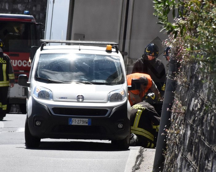 Sanremo: camion trancia tubi del gas, acqua e corrente elettrica, traffico interrotto in via Pascoli e intervento dei Vigili del Fuoco (Foto)
