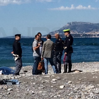 Ventimiglia: cadavere trovato stamattina nei pressi della spiaggia 'Sirena', indagini della Polizia