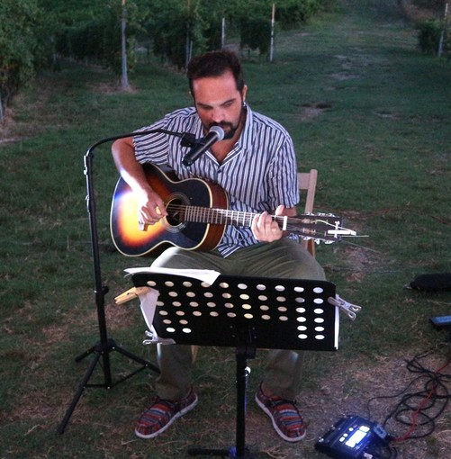 Grandi applausi Christian Gullone nel Monferrato: un vero connubio di arte, gusto e emozione nella cena in vigna dedicata a Fabrizio De Andrè.