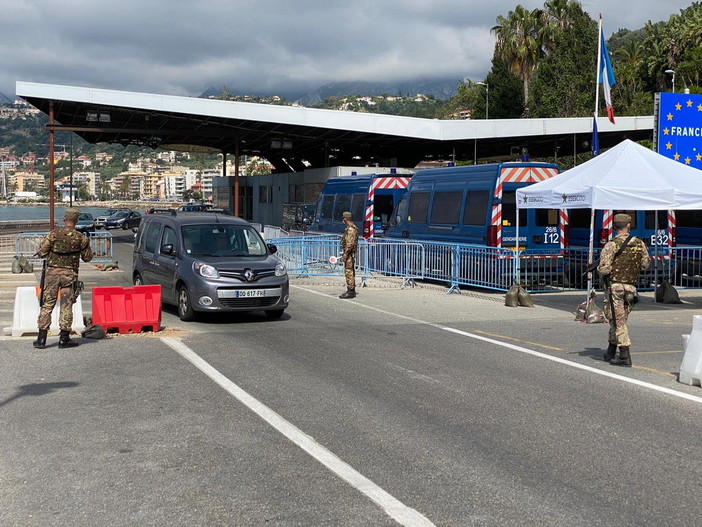 Auto francesi bloccate al confine: facciamo chiarezza sulle norme in vigore, da domani si passa all’autocertificazione