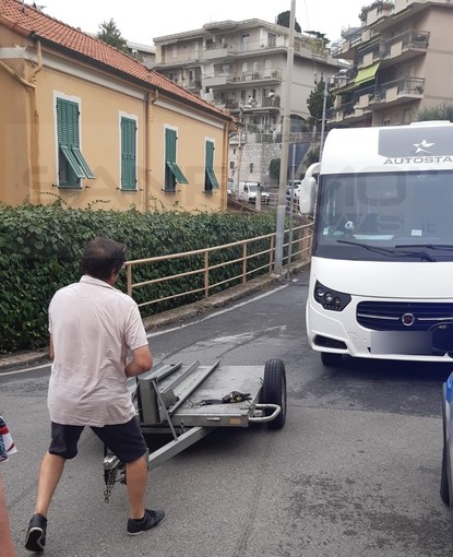 Sanremo: camper 'sviato' dal navigatore finisce bloccato in via De Amicis, liberato dalla Municipale (Foto)