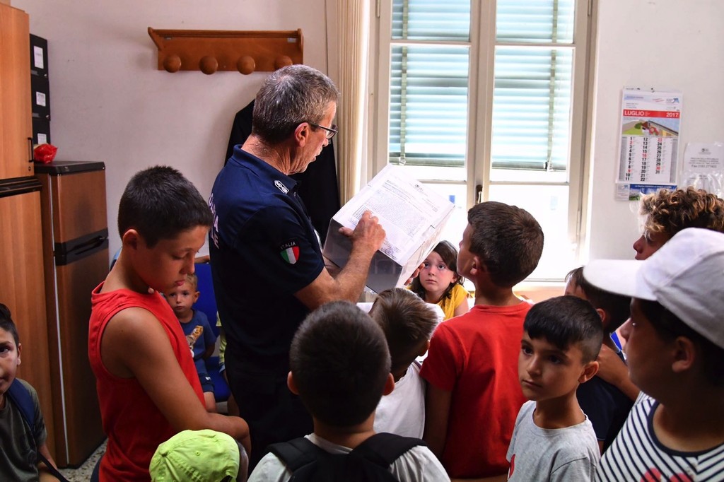 Sanremo: i bambini del centro estivo “La Clessidra” in visita al Comando  della Polizia Municipale (Foto) 