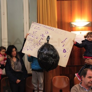 Sanremo: ‘Il diritto al lavoro non è spazzatura’, in Consiglio Comunale la protesta per gli asili nido a rischio chiusura (foto)