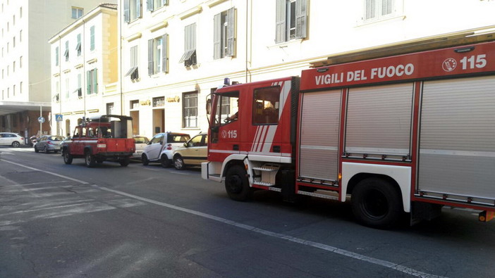 Imperia: rimangono chiusi in un ascensore di via Schiva, intervento dei Vigili del Fuoco (Foto)