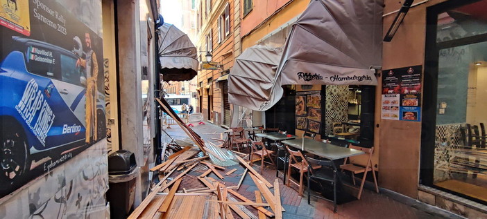 Sanremo: struttura cade da un tetto su un dehors in via Gaudio, ferito il vice Sindaco Pireri (Foto)