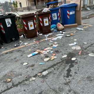 Sanremo: situazione di degrado 'cronica' attorno ai cassonetti di zona San Lorenzo (Foto)