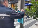 Sanremo: cartelli pubblicitari selvaggi in via Matteotti, intervento e sanzioni della Polizia Municipale (Foto)