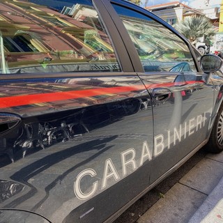 Cerca di sedurre un 77enne, poi gli ruba il Rolex e scappa col complice: coppia rumena fermata dai carabinieri a Vallecrosia