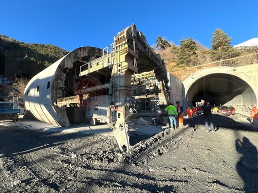 Una canzone dei 'Musicisti anonimi' finisce sui social per i quattro anni di chiusura del tunnel sul Colle di Tenda (Video)