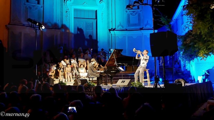 Cervo: ieri sera sulla piazza dei Corallini il concerto 'Tandem' con Fabrizio Bosso e Julian Oliver Mazzariello (Foto e Video)