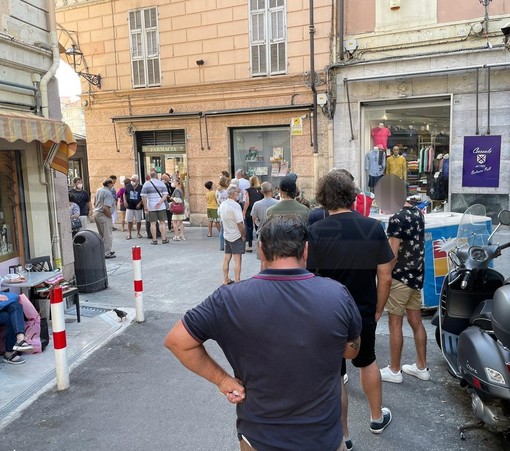 Sanremo: effetto 'Green Pass' per andare al ristorante? Sembra di si, lunghe code per i tamponi in farmacia (Foto)