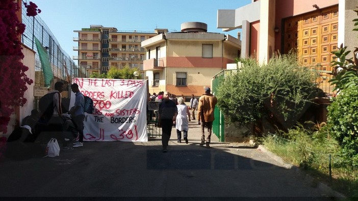 Ventimiglia: in mattinata potrebbero lasciare la chiesa di San Nicola i circa 150 migranti ospitati fino ad oggi (Foto e Video)