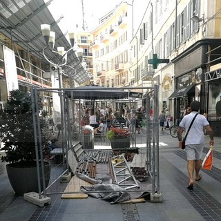 Sanremo: nel weekend di Ferragosto la 'gabbia' di un cantiere in mezzo a via Matteotti, che brutta! (Foto)