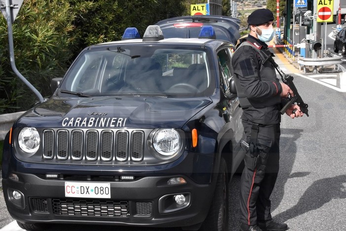 Sanremo: otto afgani nascosti nella motrice di un Tir, il conducente chiede l'intervento dei Carabinieri