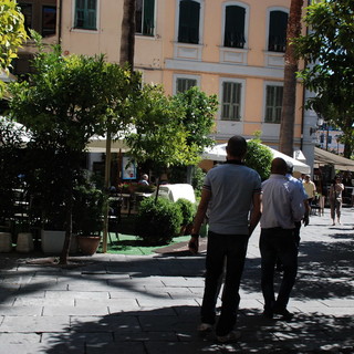 Sanremo: un metro quadro di fiori per abbellire l'ingresso del negozio ed arriva una multa dal 183 euro