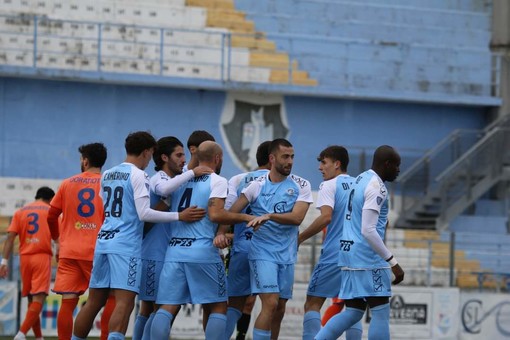 Calcio. Serie D, la salvezza della Sanremese ora è matematica: i matuziani vincono 1-0 a Chieri e tagliano il traguardo