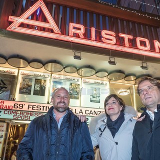 Sergio Tommasini, Lara Comi e Marco Scajola davanti al Teatro Ariston