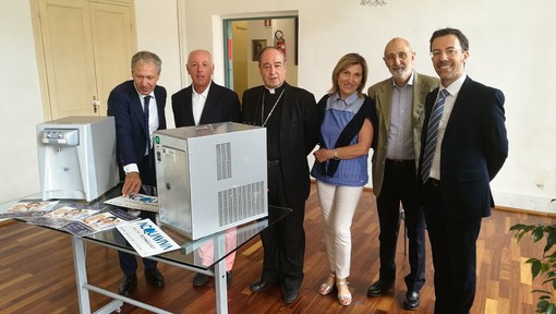 Sanremo: da oggi alla scuola Almerini si berrà l'acqua pubblica con una macchina per il microfiltraggio (Video)