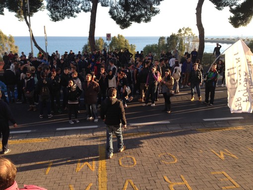 Proteste ad Imperia: la Celere sul posto, i manifestanti lasciano Capo Berta e vanno in corteo fino al Comune