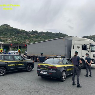 Ventimiglia: la Finanza sequestra in due giorni 40 kg di hashish e 34 di 'coca' alla barriera autostradale della A10 (Foto e Video)