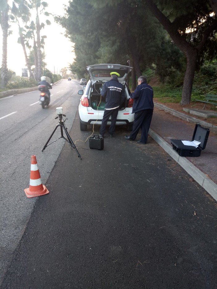 Imperia: 'Falco' in azione sul lungomare Vespucci, controlli della Polizia municipale su assicurazioni e collaudi