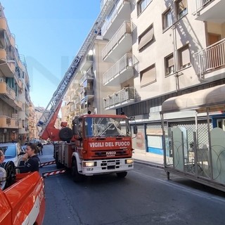 Sanremo: marmi pericolanti questa mattina in via Martiri, intervento dei Vigili del Fuoco