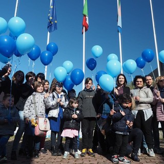 Taggia: il Comune e ANGSA uniti nel lancio di palloncini per Giornata Mondiale della Consapevolezza sull'Autismo (Foto e Video)