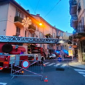 Sanremo: cadono calcinacci in via San Francesco, intervento di bonifica dei Vigili del Fuoco (Foto)